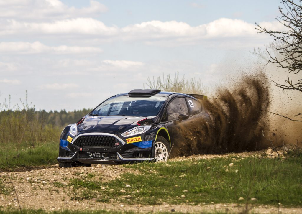 Darius Biesevičius Grendavėje vykusių testų metu ne tik bandė automobilį, bet ir reklamavo.